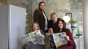 Sipoon Sanomats redaktion. Nere till vänster chefredaktör Ulla Yliherne och bredvid henne Crista Lassfolk-Feodoroff. Stående Jouni Lampinen och Pia Laakkonen Fyra journalister på en tidningsredaktion poserar för kameran.