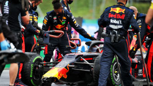Mekanikerna jobbade febrilt på Max Verstappens bil och hann med nöd och näppe få den i skick. Max Verstappen.