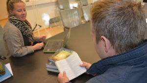 Jens Eriksson skulle gärna ha haft en läsväska, då han själv gick i skolan. Då hade han kanske varit mer intresserad av att läsa. Läsande person vid ett bord.