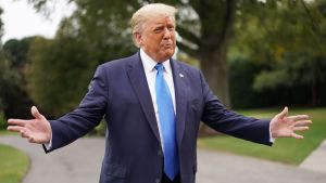 President Donald Trump talade inför medier framför Vita huset på torsdag. Donald Trump talar inför reportrar den 24 september 2020.