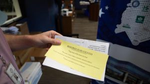 En valfunktionär i North Carolina håller i instruktioner som ges till väljare som vill rösta på förhand. Poströstandet har blivit en inflammerad fråga i USA inför presidentvalet. En valfunktionär i North Carolina håller i instruktioner som ges till väljare som ansökt om att få förhandsrösta i presidentvalet.