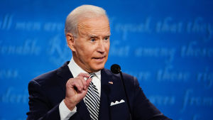 Joe Biden kunde innebära bättre relationer mellan USA och Europa, gissar företagare i Egentliga Finland. Joe Biden debatterar i en valdebatt mot president Donald Trump.