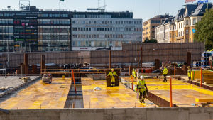 Arkivbild. I framtiden ska Salutorget hållas ren från snö och is med hjälp av lagrad solenergi. Turun Kauppatorin toriparkin rakennustyömaa.