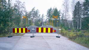 Plankorsningen har varit stängd sedan hösten 2017. Staket och grus stänger av vägen över järnvägsrälsen vid plankorsningen i Skogby.