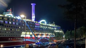 Viking Grace som kört på grund nära Mariehamn. Bilden är tagen med blixt på kvällen.