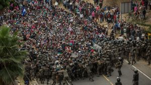 Guatemalanska soldater tog till käppar, batonger och tårgas för att tvinga tillbaka honduranska migranter vid en vägspärr i staden Chiquimuta på söndagen. Guatemalanska soldater tog till käppar, batonger och tårgas för att tvinga tillbaka honduranska migranter vid en vägspärr i staden Chiquimuta på söndagen.