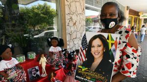 I Jamaicas huvudstad Kingston säljer Beverley Robatham-Reynolds souvenir-dockor som föreställer USA:s vicepresident Kamala Harris. Harris pappa är född i Jamaica. Beverley Robatham-Reynolds i Jamaicas huvudstad Kingston säljer souvenir-dockor som föreställer USA:s vicepresident Kamala Harris. Harris pappa är född i Jamaica.