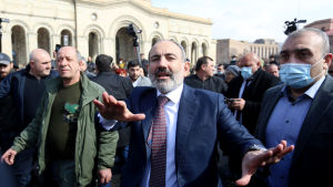 Armeniens premiärminister Nikol Pasjinjan marscherade trotsigt genom huvudstaden efter att arméledningen hade krävt hans avgång. Armeniens premiärminister Nikol Pasjinjan tågade trotsigt genom huvudstaden efter att arméledningen hade krävt hans avgång.
