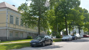 Uncan i Ekenäs har stått öppen dygnet runt. Bilar parkerade utanför ungdomsgården i Ekenäs.