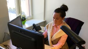 Suzana Gašpuite, äldre revisor. Revisorn Suzana Gašpuite vid sin arbetsdator.