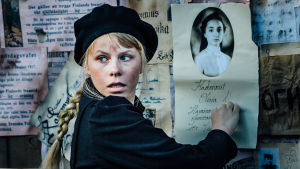 Iita (näyttelijä Milla-Mari Pylkkänen) on tehnyt etsintäkuulutuksen ystävästään Oliviasta.