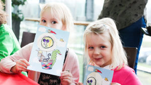 Stella Metzler och Tilda Brändström skrev och ritade på kort. Två barn håller upp kort de pysslat