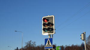Trafikljus i korsningen Hangövägen-Tenalavägen i Ekenäs skapar huvudbry. Trafikljus i Raseborg.