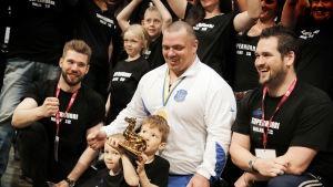 Fredrik Smulter avslutade en lång och framgångsrik karriär efter EM-guldet i Torneå i somras. En busslast Malaxbor, inklusive barnen Felix och Viktor som håller i pokalen och Kristoffer ”Koffen” Nykopp längst till höger, följde Fredrik Smulters framgångar under fjolårets VM i Sundsvall.