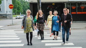 – Snubben nyss ljög helt säkert... – Om han var i finkan samtidigt som Hinku-grejen hände, då utesluter det honom... Dekkariseikkailuun osallistuva ryhmä ylittää katua Varkaudessa