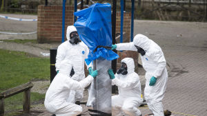 OPCW ska ha testat både egna prover och de som brittiska myndigheter tog efter giftattacken i Salisbury som drabbde Sergej och Julia Skripal svårt, och som kan ha utsatt hundratals invånare för fara. Brittiska soldater avlägsnade den bänk där Skripal och hans dotter hittades i Salisbury. Bilden tagen den 23.3.