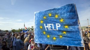 Studerande som motsätter sig Viktor Orbáns politik ropar på hjälp. Motståndare till Ungerns EU-fientliga premiärminister Viktor Orbán ber EU om hjälp på en demonstration i Budapest.