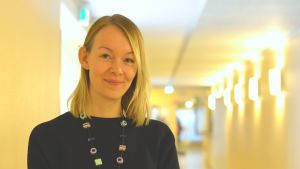 Lärare Noora Fleen skulle gärna börja dagen senare. Närbild av lärare Noora Fleen i Ekenäs högstadieskola.