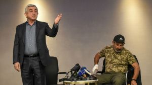 Premiärminister Serzj Sargsian (till vänster) och oppositionsledaren Nikol Pasjinjan under söndagens tv-sända möte. Premiärminister Serzj Sargsian (till vänster) och oppositionsledaren Nikol Pashinian under söndagens tv-sända möte.