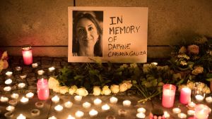 Minnesaltare till Daphne Caruana vid Stora belägringsmonumentet i Valletta. Tända ljus och en bild på den mördade maltesiska journalisten Daphne Caruana Galizia.