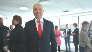 Robert Lemström (SFP) hoppas projektet ska gynna hela Ingå centrums service. Ingås kommunfullmäktiges ordförande Robert Lemström i Ingås bibliotek.