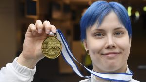 Susanna Törrönen visar upp sin guldmedalj. Susanna Törrönen visar upp sin guldmedalj.