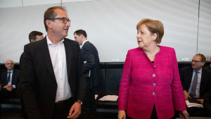 Alexander Dobrindt och Angela Merkel Ledaren för CSU:s parlamentsgrupp Alexander Dobrindt och förbundskansler Angela Merkel i Berlin den 26 juni 2018