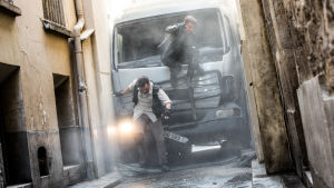 Kör man en lastbil genom en smal gränd kan det hända att man får fortsätta till fots. August Walker (Henry Cavill) och Ethan Hunt (Tom Cruise) har kört fast en lastbil mellan två husväggar och hoppar ut genom en krossad vindruta.
