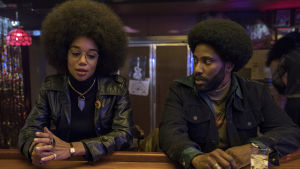 Patrice (Laura Harrier) och Ron (John David Washington) har olika syn på hur man förändrar samhället. Patrice (Laura Harrier) och Ron (John David Washington) samtalar vid en bardisk.