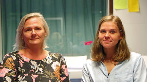 Laila Andersson och Amanda Audas-Kass. Laila Andersson och Amanda Audas-Kass poserar i en soffa.