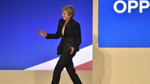 Theresa May dansade in på scenen för att leverera sitt linjetal. Theresa May dansar in på scenen vid partikongressen i Birmingham.