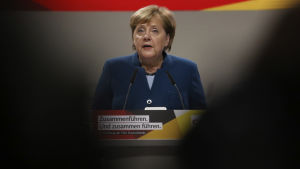 Tysklands förbundskansler Angela Merkel är kritisk till sanktionerna men tänker inte hämnas på USA. Förbundskansler Angela Merket talar den 7 december 2018