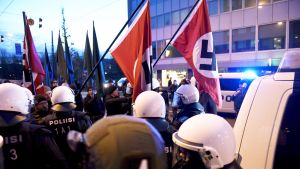 Nordiska motståndsrörelsens demonstrationståg hann några hundra meter, från Kajsaniemiparken till Hagnäs, innan polisen konfiskerade swastikaflaggorna. Fyra personer greps efter att NMR gjort motstånd mot polisen. nazister ur Nordiska motståndsrörelsen grips av polis under självständighetsdagen 2018.