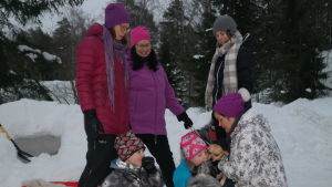 Många Munkvikbor har bott här i flera generationer. Några munkvikbor sammankommer i ett snöigt landskap