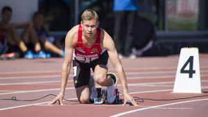 Oskari Mörö inleder tävlingssäsongen med att löpa 200 meter häck. Oskari Mörö i startblocken FM 2016.
