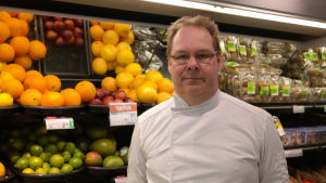 Om vi äter som vi borde, jämt av olika råvaror, så tycker Anders Fagerlund inte att vi behöver extra vitaminer och tillskott, om inte exempelvis en läkare rekommenderar något extra. Anders Fagerlund framför en frukthylla i butiken