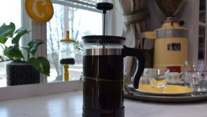 Pressokannullinen mausteista kahvia pöydällä