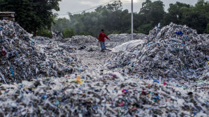 Sydostasiatiska länder som Malaysia, Filippinerna och Indonesien vill inte längre utnyttjas av återvinningsföretag i industrialiserade länder i väst Sydostasiatiska länder som Malaysia, Filippinerna och Indonesien vill inte längre utnyttjas av återvinningsföretag i industrialiserade länder i väst