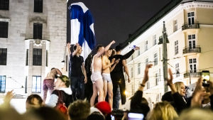 En del av festfolket klättrade upp på statyn i VM-yran. Kansa juhlii Helsingissä Havis Amandan patsaalla jääkiekon maailmanmestaruutta 27.5.2019.