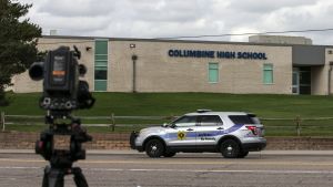 I april evakuerades Columbine efter att en tonåring hotade att döda skolans elever. Kvinnan som låg bakom hoten hittades senare av polis och det visade sig att hon begått självmord. En bild på Columbine High Schools sandfärgade byggnad. På vägen framför byggnaden kör en polisbil förbi.