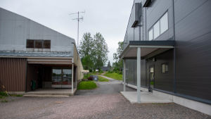 Den gamla hallen (till vänster) ligger alldeles bredvid den nya hallen som byggdes för några år sedan. Den nya hallen ägs inte av Sjundeå kommun. Sjundeå bollhall bredvid den nya bollhallen