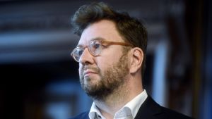 Också Timo Harakka (SDP) var med på sysselsättningsseminariet. Timo Harakka (SDP) vid regeringens och arbetsmarknadsorganisationernas gemensamma sysselsättningsseminarium.