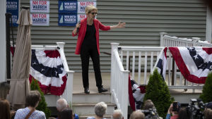 Elizabeth Warren till avskriva nästan alla studieskulder, förutom för dem som förtjänar mest. Elisabeth Warren valtalar på en liten flaggprydd terrass i New Hampshire.