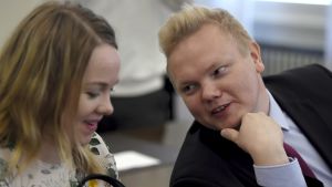 Antti Kurvinen tillsammans med Katri Kulmuni Antti Kurvinen böjer sig fram för att säga någonting åt Katri Kulmuni