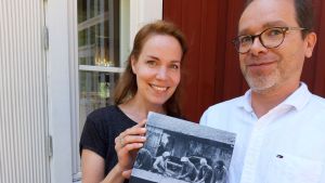 Bokgruppen fick till sist hjälp av redaktören Sam Cygnel, grafikern Jenny Haapimaa och språkgranskaren Harriet Eriksson för att sy ihop alla texter till ett paket. Jenny Haapimaa och Sam Cygnel visr upp den nya boken Vårt Hitis.