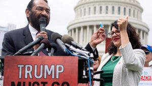 Kongressledamöterna Al Green (till vänster) och Rashida Tlaib höll en presskonferens utanför Kapitolium om Greens initiativ till riksrättsförfarande mot Trump. 
