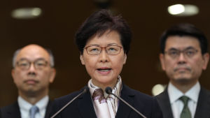 Chefsminister Carrie Lam lovade att yttrandefriheten inte skulle hotas under säkerhetslagen och att bara en mycket liten minoritet av invånarna skulle påverkas. Hongkongs ledare Carrie Lam befinner sig under enormt tryck både från Kina och sina egna landsmän