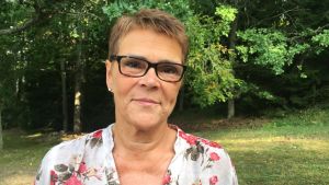 Elise Kurtén betonar vikten av att ha en plan B ifall läget förvärras. elise kurtén i blommig skjorta med skog i bakgrunden