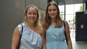 Moa Wasström och Alexandra Lindroos är förväntansfulla inför studierna. Två unga kvinnor står och ser in i kameran och ler.