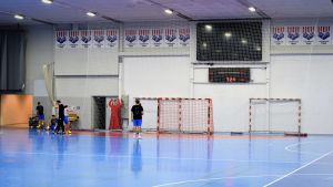 Karis bollhall används flitigt. Raseborgs idrottsakademi (RIA) tränar måndagar och fredagar klockan halv åtta på morgonen. En idrottshall med handbollsspelare som värmer upp.